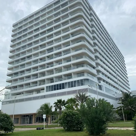 Moderno Apto Cerca Del Mar Y Aeropuerto Apartamento